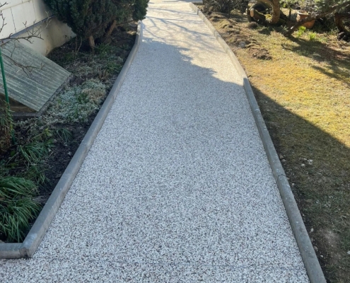 Weg mit Steinteppich fertig