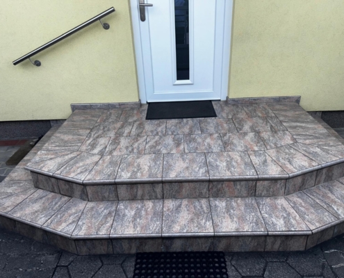 Eingangstreppe vorher Steinteppich