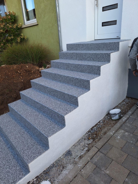 Trepper mit Steinteppich nachher